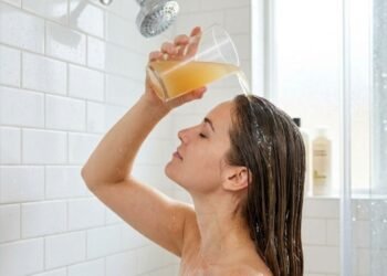 A técnica caseira que virou tendência por alinhar as cutículas do cabelo e devolver o brilho espelhado sem químicas de salão