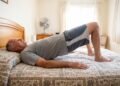 Exercícios de baixo impacto realizados na cama auxiliam no fortalecimento abdominal