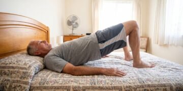Exercícios de baixo impacto realizados na cama auxiliam no fortalecimento abdominal