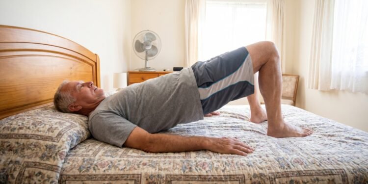 Exercícios de baixo impacto realizados na cama auxiliam no fortalecimento abdominal