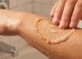 Hábito simples durante o banho garante hidratação profunda e maciez para a pele
