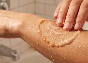 Hábito simples durante o banho garante hidratação profunda e maciez para a pele