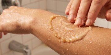 Hábito simples durante o banho garante hidratação profunda e maciez para a pele