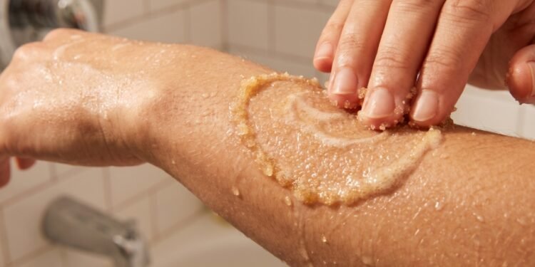 Hábito simples durante o banho garante hidratação profunda e maciez para a pele