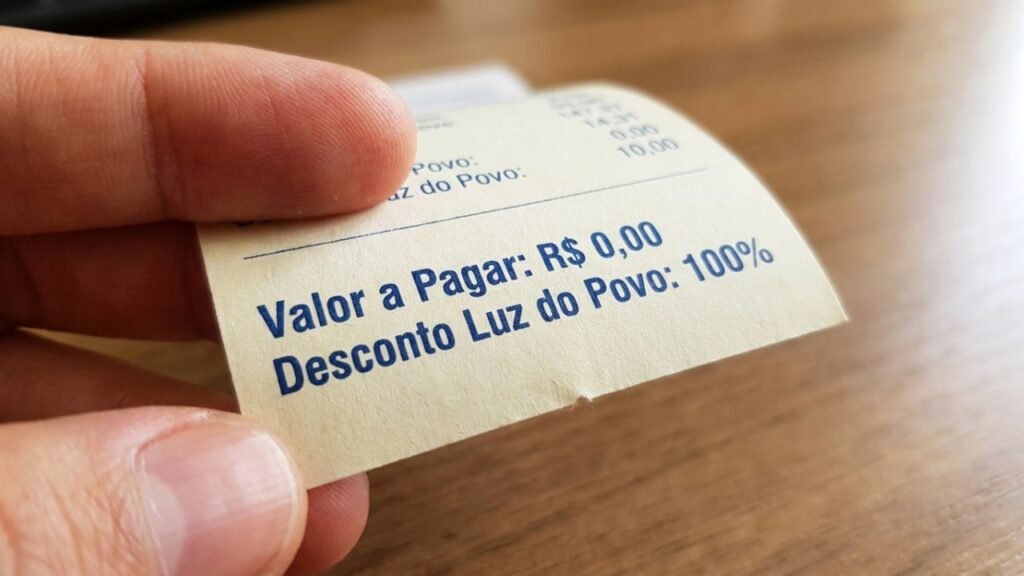 Benefício de luz gratuita contempla quem mora sozinho e cumpre requisitos de baixa renda
