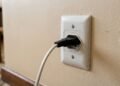 Os técnicos alertam que os aparelhos que muitas pessoas deixam ligados na tomada devem ser desligados após o uso para evitar um aumento de até 12% na conta de luz e danos internos causados por oscilações elétricas