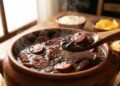 O truque simples para engrossar a feijoada sem usar farinha ou espessantes
