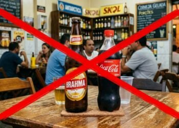 O governo exigirá que bares e restaurantes cobrem uma taxa adicional por cada garrafa, lata ou embalagem que for vendida