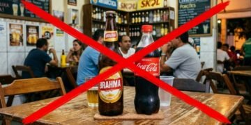 O governo exigirá que bares e restaurantes cobrem uma taxa adicional por cada garrafa, lata ou embalagem que for vendida