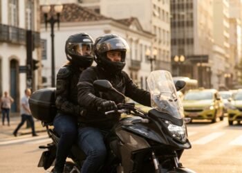 Andar de moto com passageiro passa a ser proibido e multa chega a R$ 2,1 mil