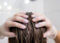 Shampoo tonalizante permite cobertura de fios brancos durante o banho