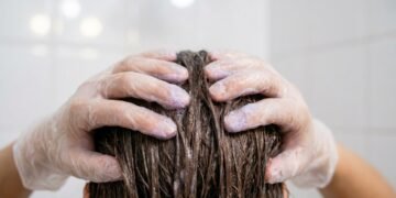Shampoo tonalizante permite cobertura de fios brancos durante o banho