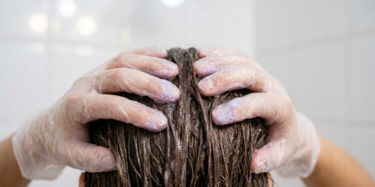 Shampoo tonalizante permite cobertura de fios brancos durante o banho