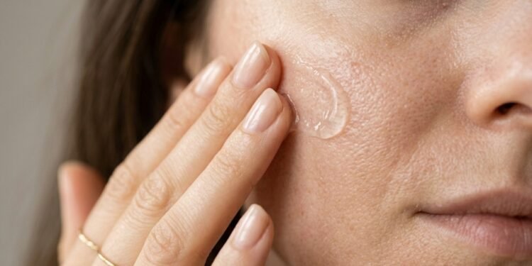 O hidratante que virou febre no skincare promete pele mais macia, luminosa e profundamente hidratada