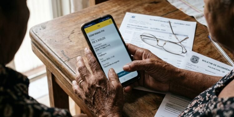 Justiça condena bancos e garante devolução de 25 mil para idosa que perdeu economias em golpe via Pix