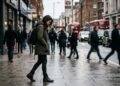 O que significa caminhar olhando para o chão, segundo a psicologia