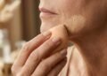 Pare de usar base líquida após os 45 anos: dermatologistas explicam o que realmente rejuvenesce