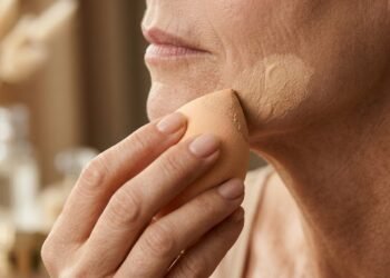 Pare de usar base líquida após os 45 anos: dermatologistas explicam o que realmente rejuvenesce