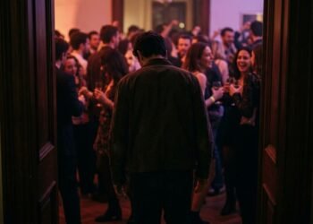 Sair de uma festa sem se despedir pode ser um sinal de autocuidado, segundo a psicologia