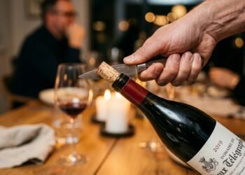 Como abrir uma garrafa de vinho: o truque fácil da faca que está na moda e sempre funciona