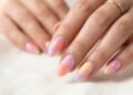A tendência de unhas em aquarela virou febre fora do Brasil por unir elegância e criatividade