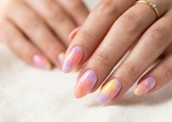A tendência de unhas em aquarela virou febre fora do Brasil por unir elegância e criatividade