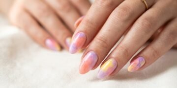 A tendência de unhas em aquarela virou febre fora do Brasil por unir elegância e criatividade