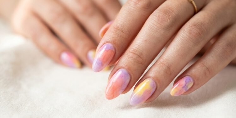 A tendência de unhas em aquarela virou febre fora do Brasil por unir elegância e criatividade