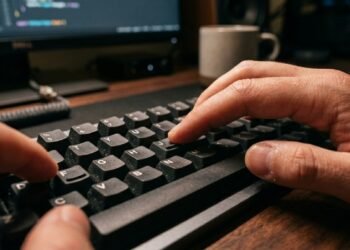 Qual a função da pequena linha abaixo das letras F e J e do número 5 no seu teclado