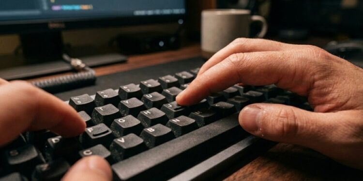 Qual a função da pequena linha abaixo das letras F e J e do número 5 no seu teclado