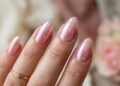 A nova tendência de unhas com efeito cromado que combina com tudo