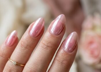 A nova tendência de unhas com efeito cromado que combina com tudo