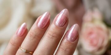A nova tendência de unhas com efeito cromado que combina com tudo