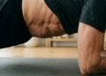 O melhor exercício para fortalecer abdômen e costas depois dos 60