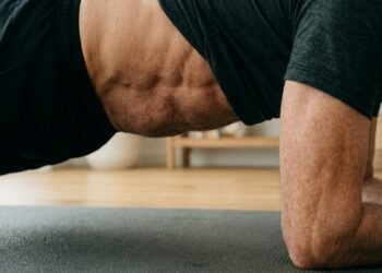 O melhor exercício para fortalecer abdômen e costas depois dos 60