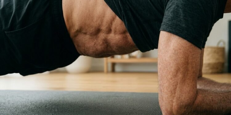O melhor exercício para fortalecer abdômen e costas depois dos 60