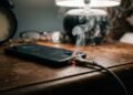 O erro ao carregar o celular que muita gente ignora e pode causar incêndio doméstico