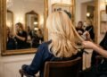 A cor de cabelo que virou tendência nos salões da Europa e está mudando o visual de mulheres acima dos 50 anos