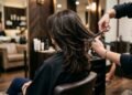O corte de cabelo que está rejuvenescendo o rosto e suavizando as linhas de expressão após os 50 anos
