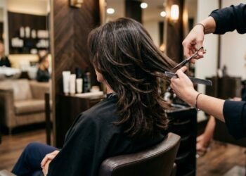 O corte de cabelo que está rejuvenescendo o rosto e suavizando as linhas de expressão após os 50 anos