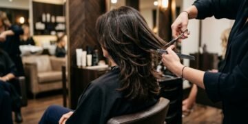 O corte de cabelo que está rejuvenescendo o rosto e suavizando as linhas de expressão após os 50 anos