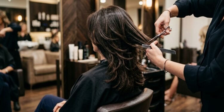 O corte de cabelo que está rejuvenescendo o rosto e suavizando as linhas de expressão após os 50 anos