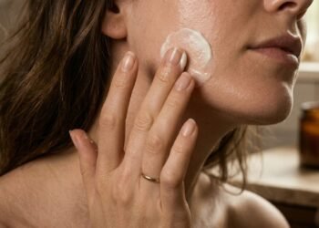 Esqueça óleo e creme: o potinho clássico que virou aliado da pele ressecada no skincare