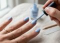 As novas cores de esmalte que trazem elegância e leveza para as unhas em qualquer idade