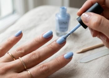 As novas cores de esmalte que trazem elegância e leveza para as unhas em qualquer idade