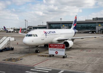 LATAM se juntou à Gol, Azul e à American Airlines e suspendeu todos os voos para este destino; passageiros brasileiros já tinham passagem comprada