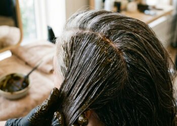 Adeus tintura de cabelo: o método natural para cobrir os cabelos brancos desde a raiz, proporcionando brilho instantâneo
