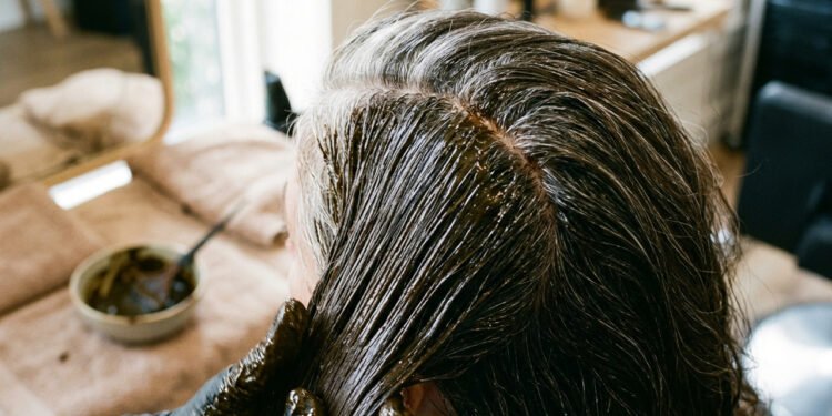 Adeus tintura de cabelo: o método natural para cobrir os cabelos brancos desde a raiz, proporcionando brilho instantâneo