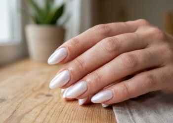 Não é o nude clássico a cor que mais alonga as unhas em 2026, mas estes 5 tons que manicures profissionais estão usando em todo o mundo