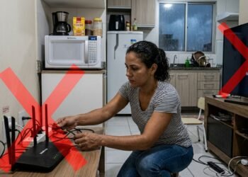 Uma estufa que funciona sem gás e sem eletricidade? Sim, ela existe e é criação de pai e filho argentinos! A invenção de Gabriel e Matías Di Tomaso está chamando atenção no mundo todo em 2026. Bora entender como funciona essa estufa a álcool e o que ela realmente pode fazer pela sua casa? Qual é a história por trás da estufa a álcool criada pelos Di Tomaso? A ideia surgiu em 2017, quando as contas de gás e luz se tornaram impagáveis na Argentina. Matías começou a experimentar com álcool etílico, algo que na época parecia uma loucura. Segundo o Economía Sustentable, Gabriel havia enfrentado várias crises nos negócios e, por recomendação do psicólogo, montou uma oficina na garagem da própria mãe para criar algo que realmente amava. Por isso, essa invenção carrega muito mais do que tecnologia: é uma história de reinvenção pessoal e criatividade diante da adversidade. Além disso, o resultado é um produto real, acessível e que já está à venda em dois modelos diferentes. Amei essa história! Como a estufa a álcool dos Di Tomaso funciona na prática? Usa álcool etílico a 96%, um combustível renovável, acessível e sem necessidade de rede de gás. O álcool não fica líquido, mas absorvido em um pano de pedra que evita derramamentos. Modelo menor gera 3.000 kcal/hora, ideal para ambientes compactos. Modelo maior chega a 4.000 kcal/hora, com maior poder de aquecimento. Alguns modelos têm rodas para facilitar o deslocamento entre diferentes cômodos da casa. Quais são os benefícios reais da estufa a álcool para quem busca alternativas de aquecimento? As estufas de bioetanol, categoria à qual esse produto pertence, são conhecidas por combustão limpa, mínima manutenção e alto poder calorífico. Contudo, segundo o Meteored, levam cerca de 40 minutos para aquecer uma sala de 30 m², o que vale considerar no planejamento. Por isso, essa opção é especialmente interessante para quem não tem acesso a gás de rede ou quer reduzir a dependência de energia elétrica. Além disso, a ausência de fumaça e cinzas torna a manutenção muito mais simples e prática no dia a dia! O que dizem os especialistas sobre a estufa a álcool e seus reais limites? Antes de se apaixonar pela ideia, vale conhecer as limitações que as matérias promocionais costumam não destacar. Contudo, isso não diminui a utilidade do produto, apenas define melhor para quem ele é ideal!